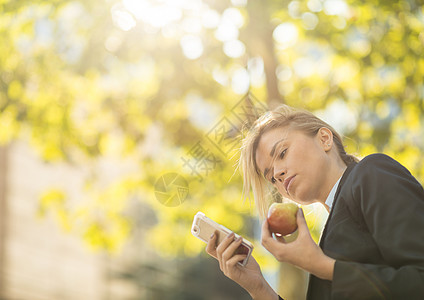 年轻的女商人图片