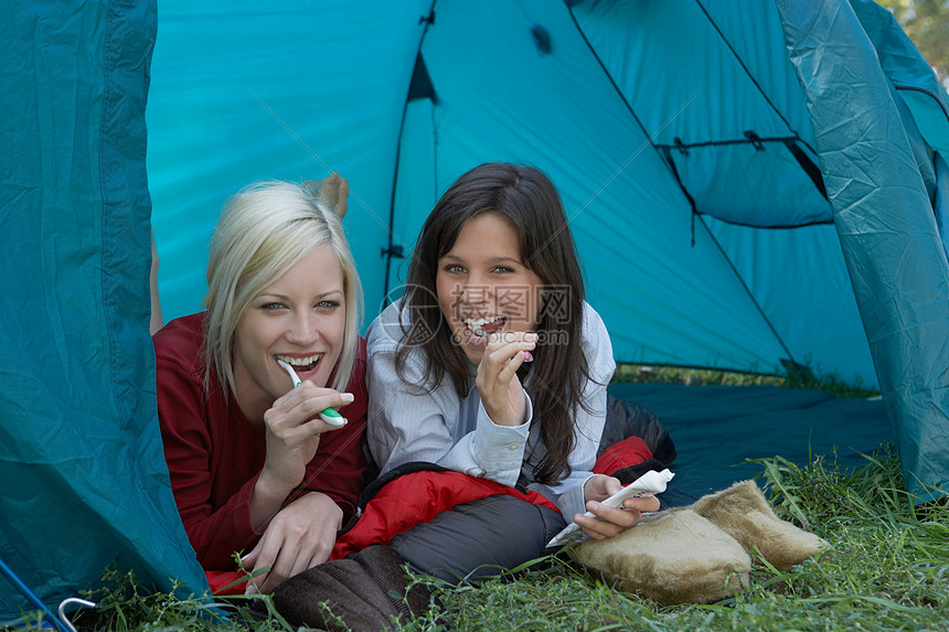 两个女人在营地刷牙图片