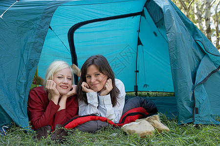 两个女人躺在营地的帐篷里图片