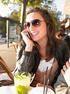女人在咖啡厅的阳台上打电话图片