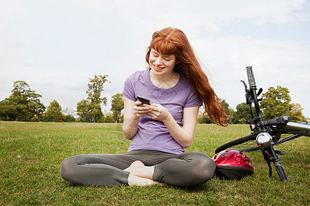 坐在公园里发短信的女人图片