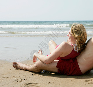 在海滩上放松的女人图片