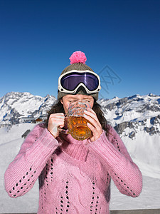 年轻女子在山上喝酒图片