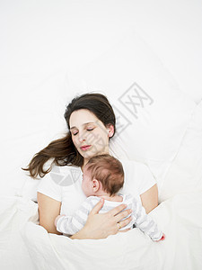 睡觉的母亲和婴儿图片