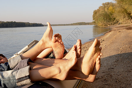 缠绕四个人的脚背景