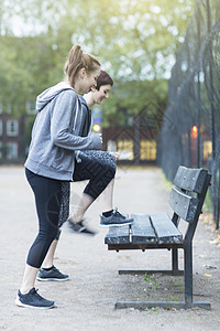 在长椅上锻炼的女性图片