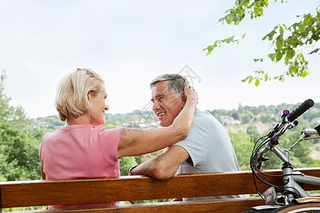 公园长椅上拥抱的老年夫妇图片