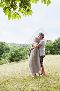 在公园拥抱的老年夫妇图片