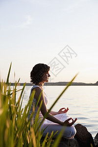 在湖边练瑜伽的女人图片