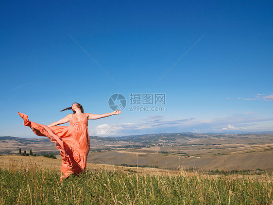 在田里跳舞的女人图片