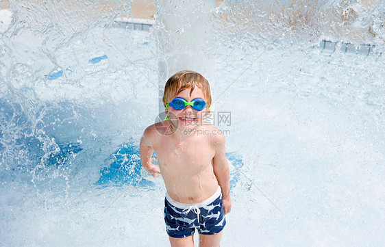 水上公园戴护目镜的男孩图片