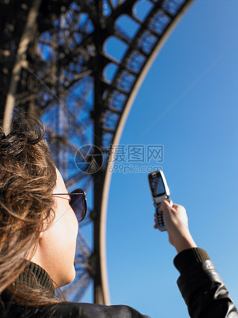 拍埃菲尔铁塔的女人图片