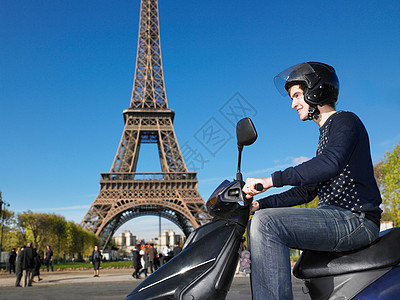 菲尔铁塔前骑摩托的男士图片