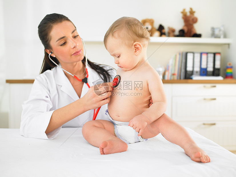 医生检查婴儿