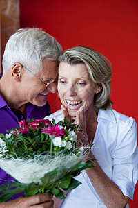 抱着花束的老年夫妇图片