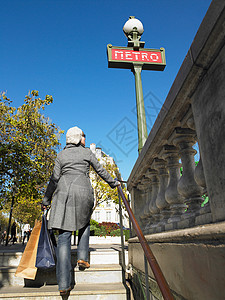 走出巴黎地铁的女人图片