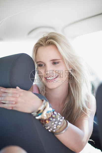 坐在车里的女人图片