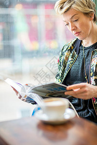 在咖啡馆看书的女人图片