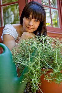 女人在种植物图片