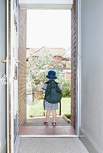 一个男孩站在门口图片