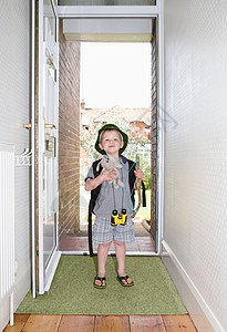 一个男孩站在门口高清图片