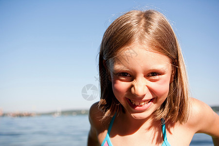 湖边的小女孩图片