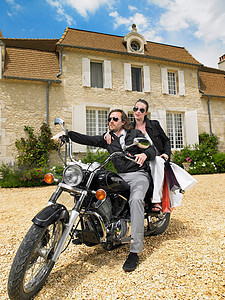 骑摩托车的夫妇背景图片