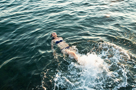 在海里游泳的女人图片