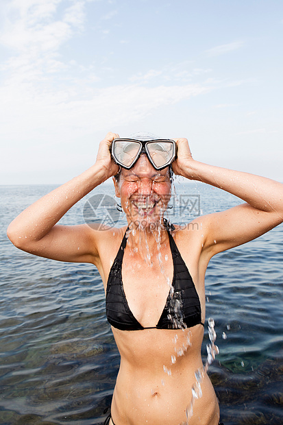 戴潜水面罩的海上女子图片