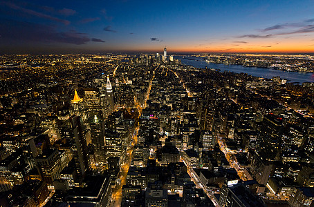 从帝国大厦俯瞰美国纽约曼哈顿市中心背景图片