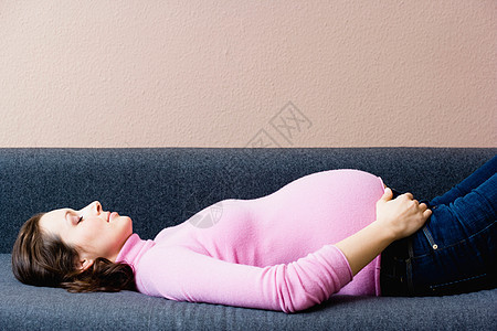 躺在沙发上的孕妇图片