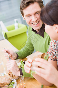 吃健康食品的男女图片