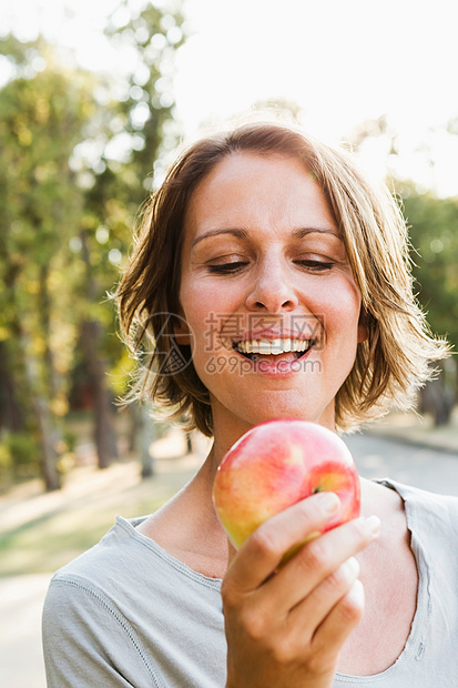女人在吃苹果图片