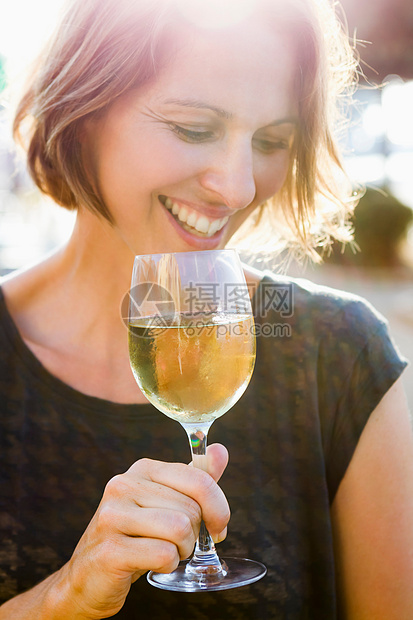 在户外喝葡萄酒的女人图片