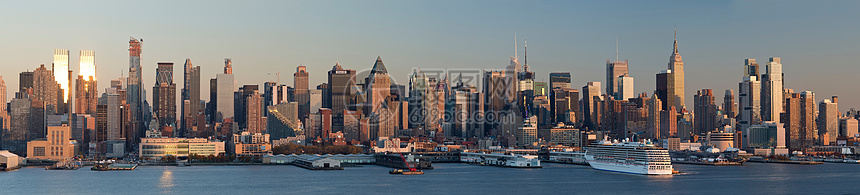 从新泽西州韦霍肯到美国纽约市曼哈顿的全景图片