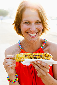 在吃玉米棒的女人图片