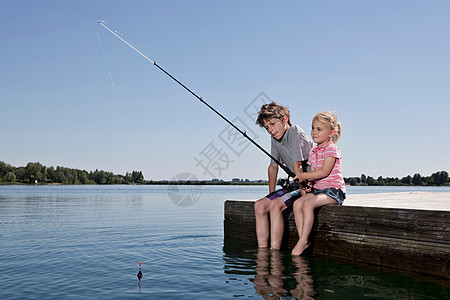 兄弟姐妹在码头钓鱼背景图片