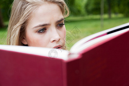 在公园读书的少女图片