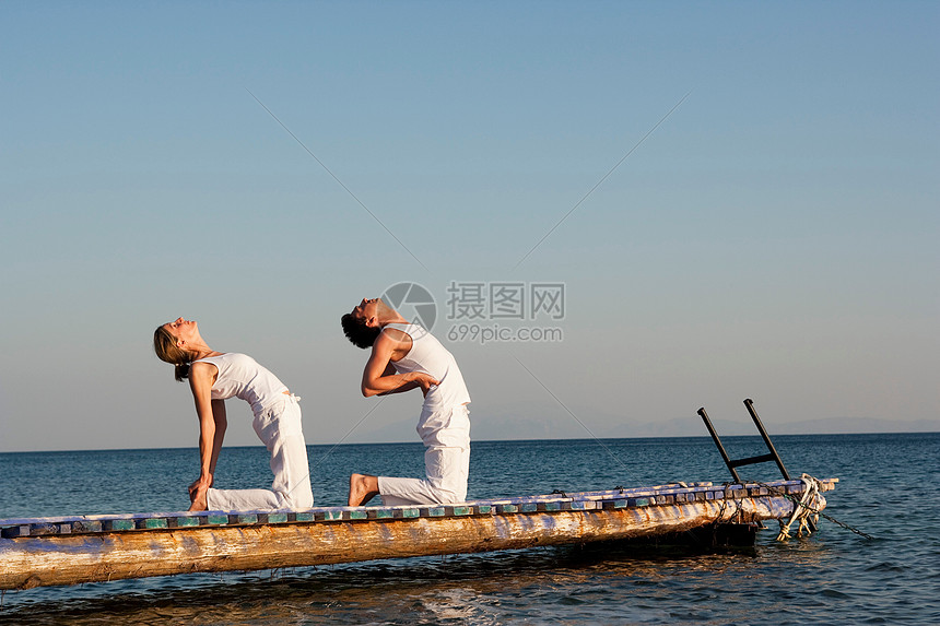 夫妻练习瑜伽图片