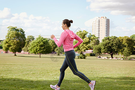在公园慢跑的女人背景图片