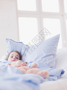 躺在床上的小女孩图片
