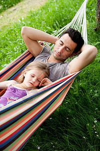 父亲和女儿睡在吊床里图片