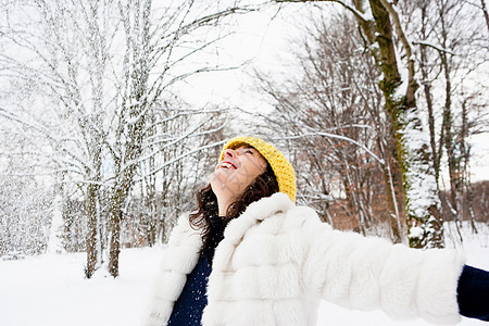 在雪林中跳舞的女人图片