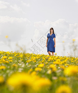 站在草地上的女人图片