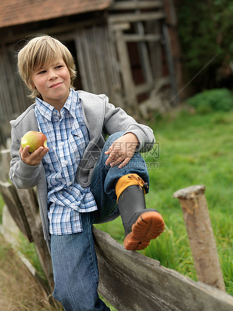 男孩吃苹果图片