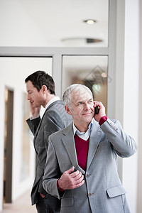 2个商人用手机说话图片