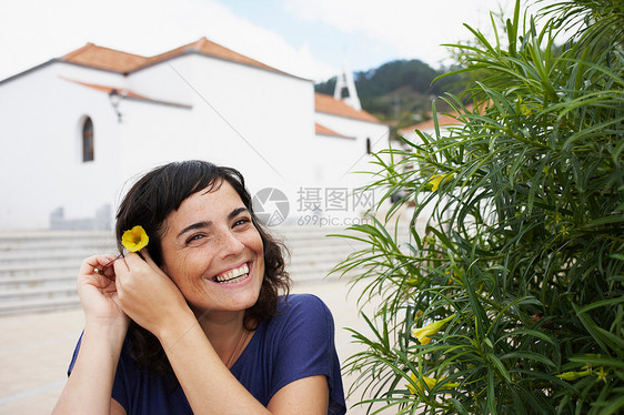 把花插在头发上的女人图片