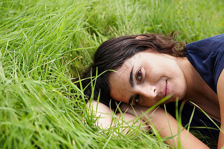 在草地上休息的女人图片