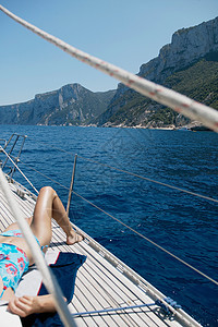 在帆船上晒日光浴的女人图片