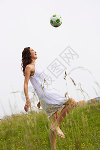 踢足球的女人图片